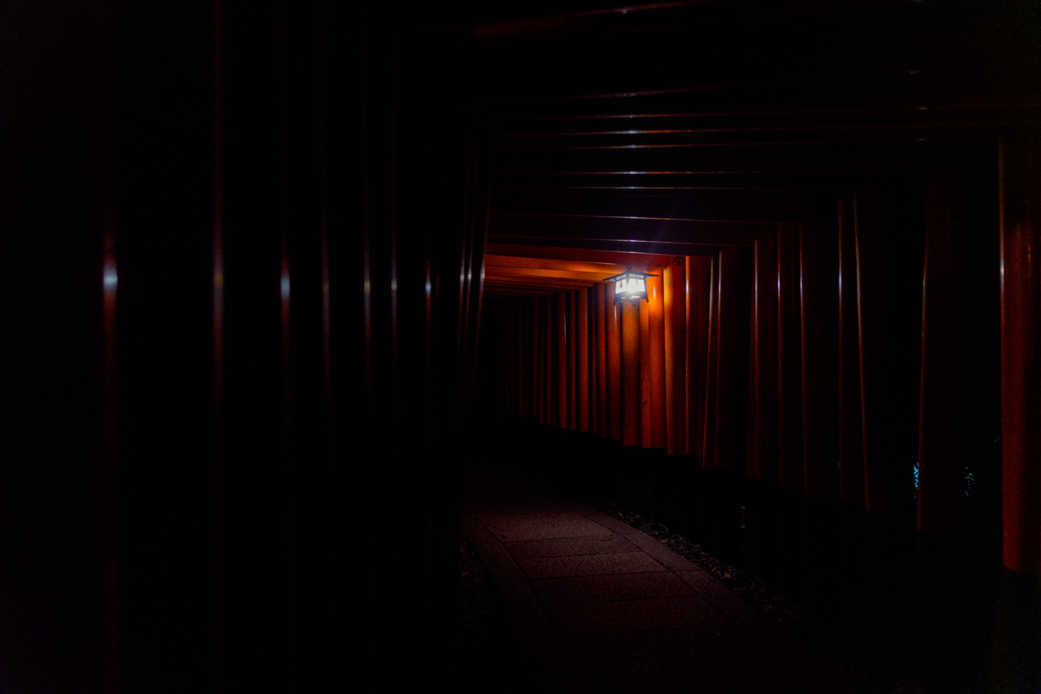 Tokyo vicolo stazione ombra, fotografia di viaggio e street photography in Giappone